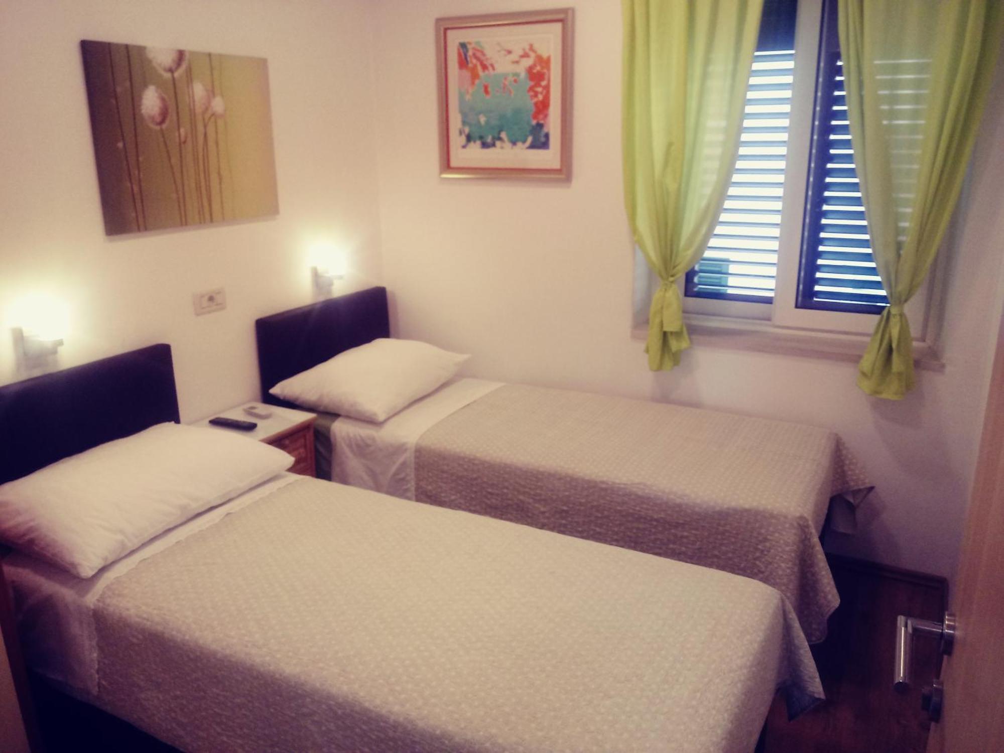 Apartment Port View-5 Min From Center Split Bagian luar foto